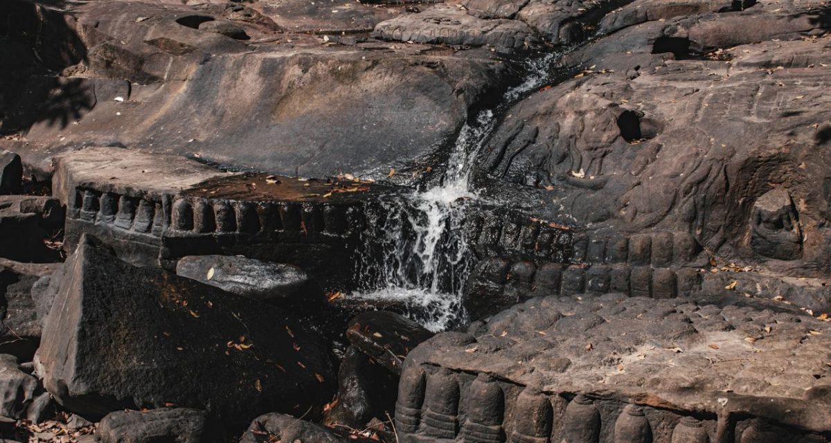 Lingas sculptés dans la rivière de Phnom Kulen