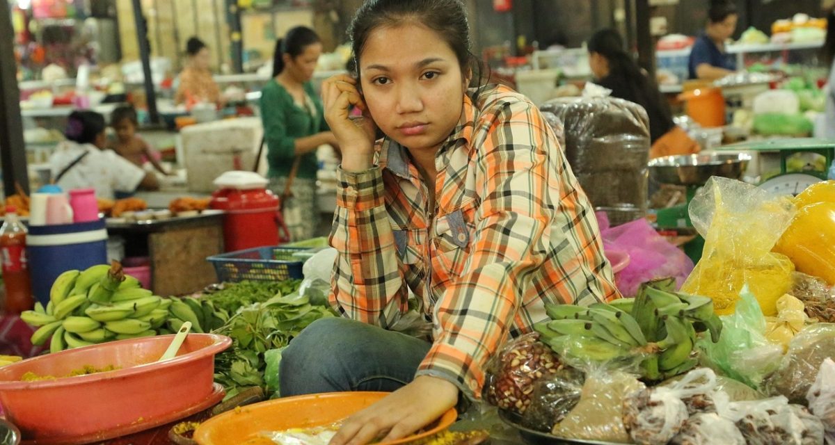Vendeuse de produits frais au marché Phsar Leu à Sihanoukville