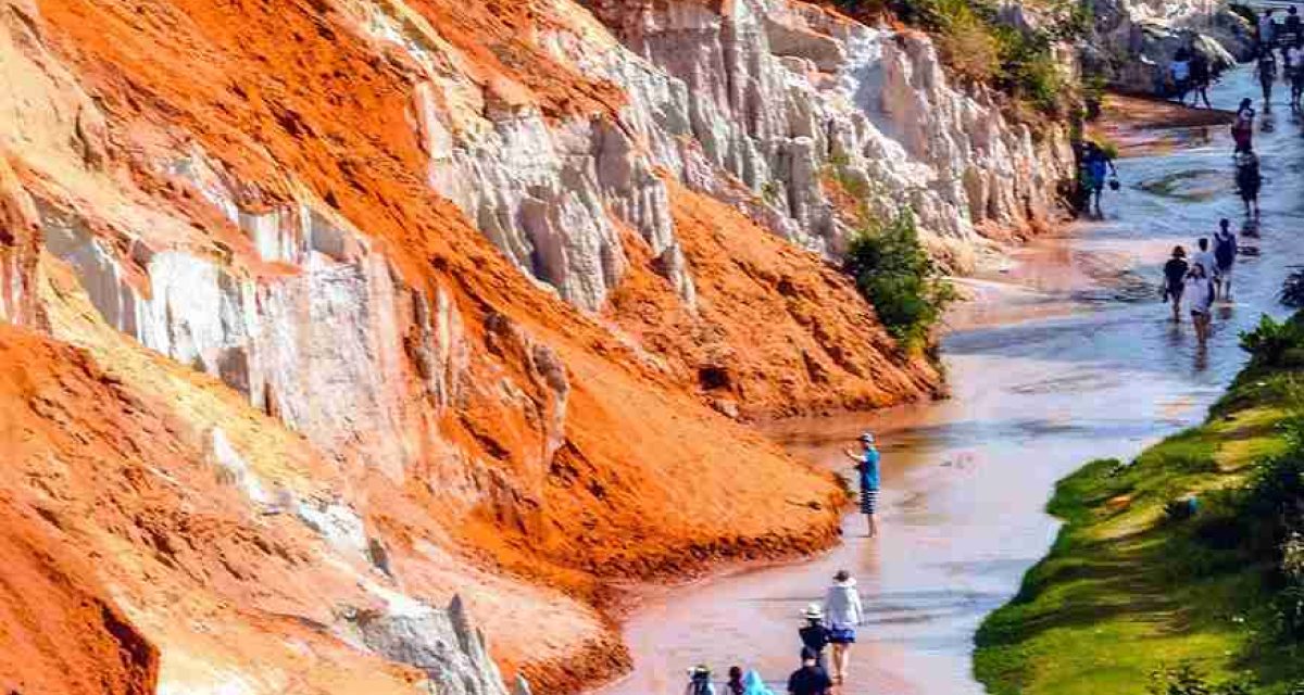 marcher pieds nus dans une eau fraîche