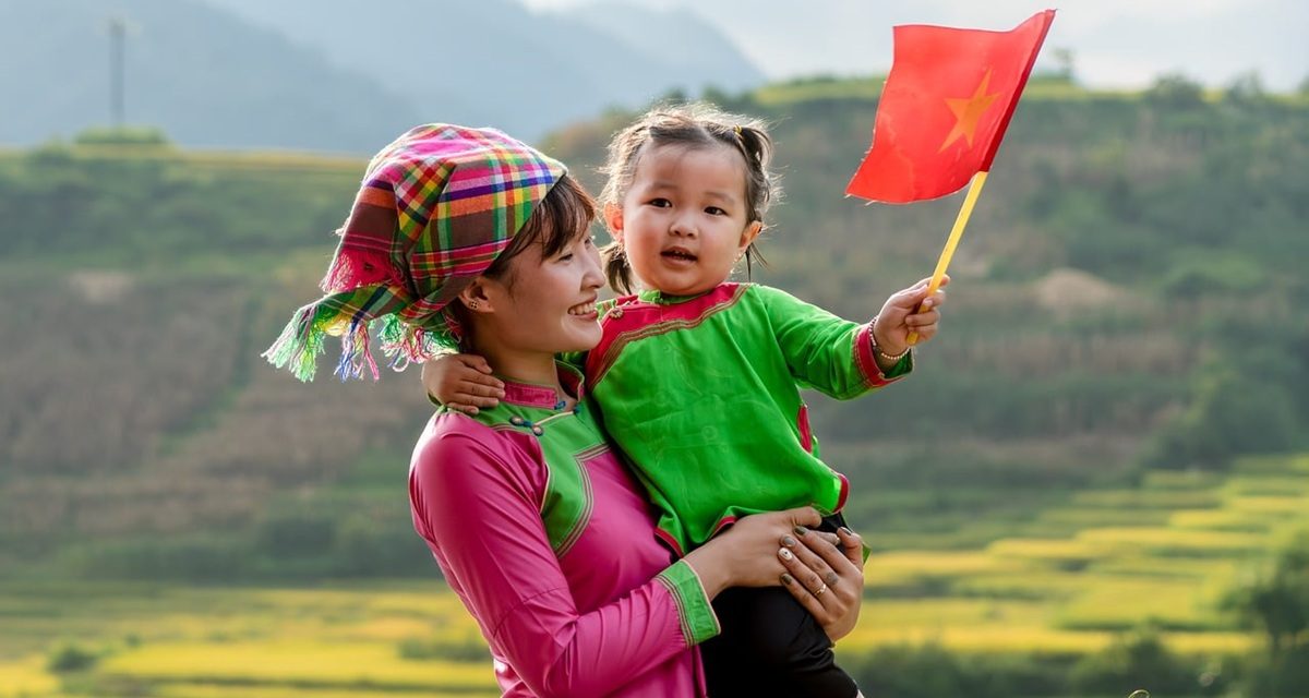 Mère et fille au Vietnam avec le drapeau national Mère et fille au Vietnam avec le drapeau national