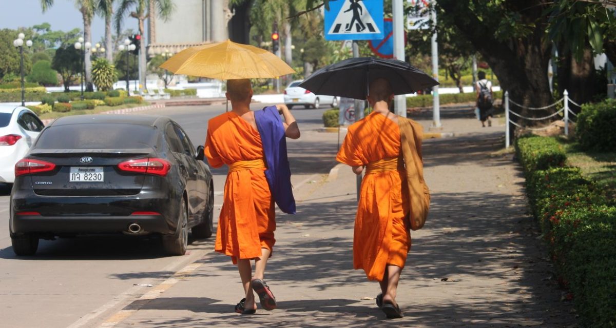 Moines sous le soleil pendant la saison chaude au Laos