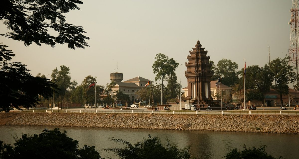 Monument à tour-horloge en bord de rivière à Battambang