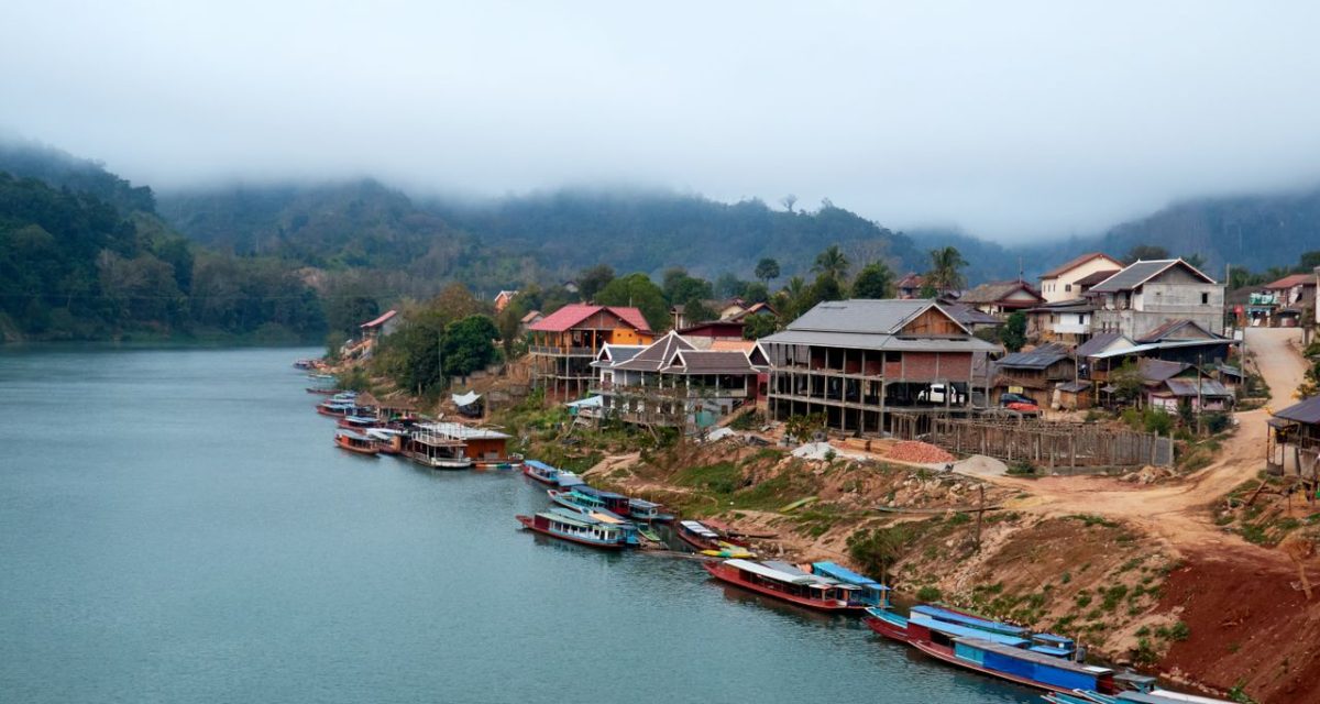 Nong Khiaw au bord de la rivière Nam Ou