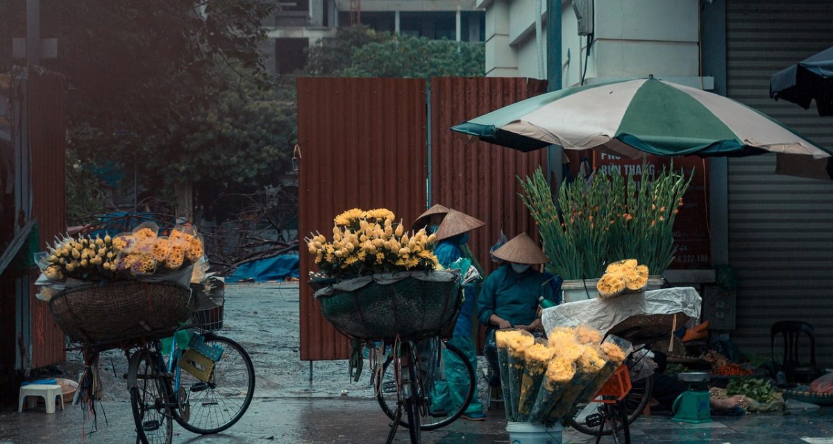 Pluie au marché de Hanoï au Vietnam