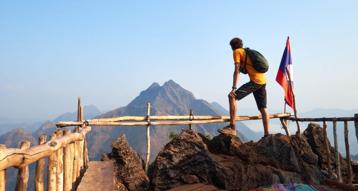 Randonneur au sommet du point de vue de Pha Daeng, face aux montagnes du nord du Laos