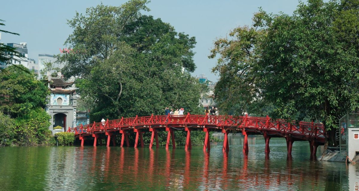 Pont Thê Húc du temple Ngoc Son à Hanoï Pont Thê Húc du temple Ngoc Son à Hanoï
