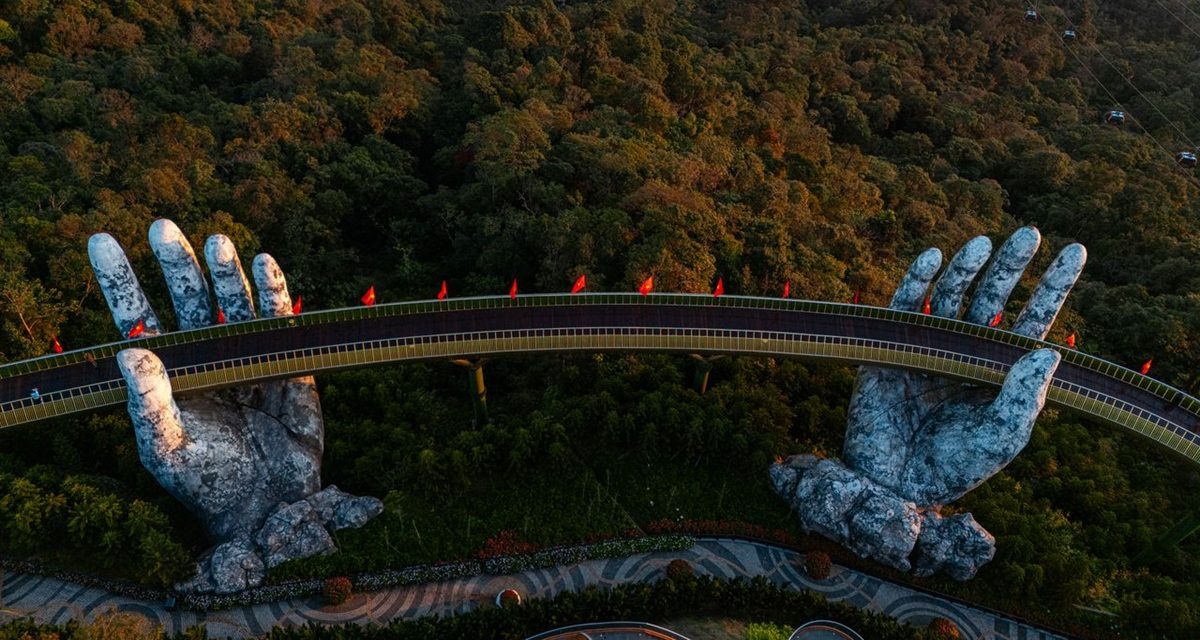 Pont d’Or (Golden Bridge) au Vietnam, une passerelle spectaculaire soutenue par deux mains géantesPont d’Or (Golden Bridge) au Vietnam, une passerelle spectaculaire soutenue par deux mains géantes