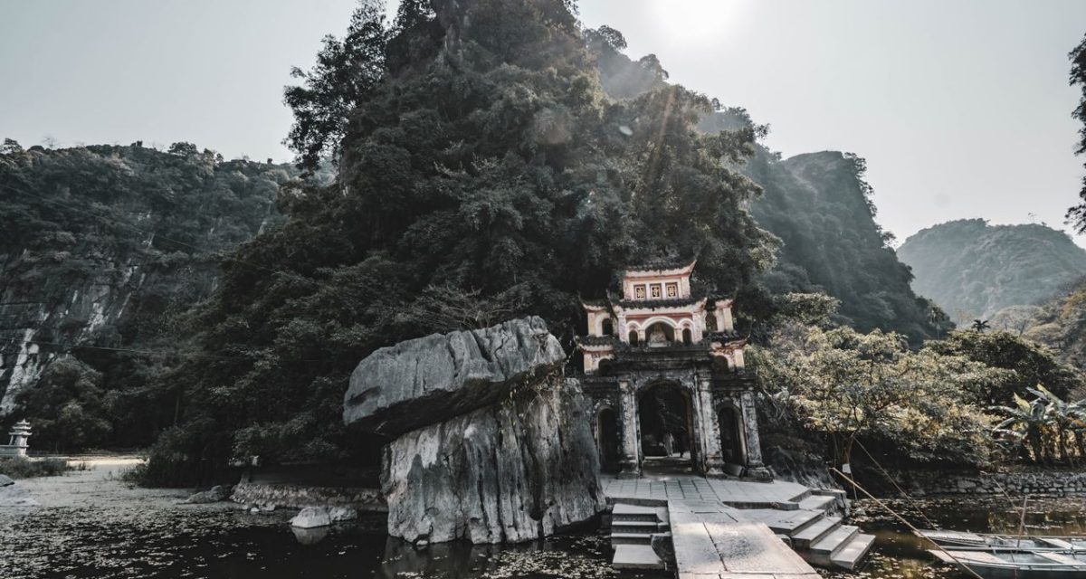 Le portail de Bich Dong s’élève devant les reliefs calcaires et la végétation de Ninh Binh