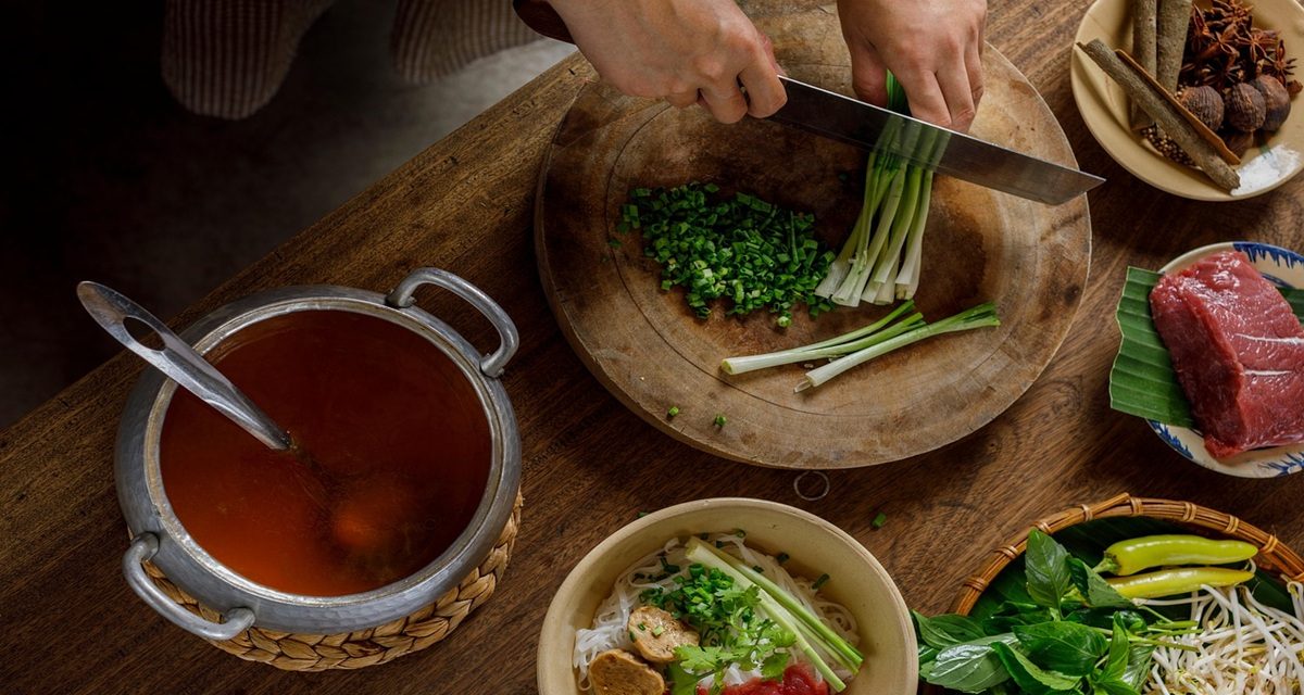 Préparation du pho vietnamien avec ingrédients frais