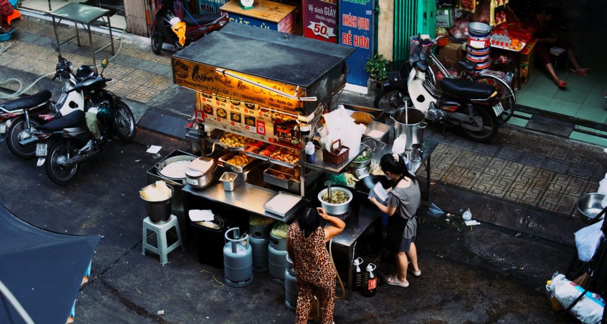 Un stand de restauration de rue installé dans un marché de nuit à Sapa, au Vietnam