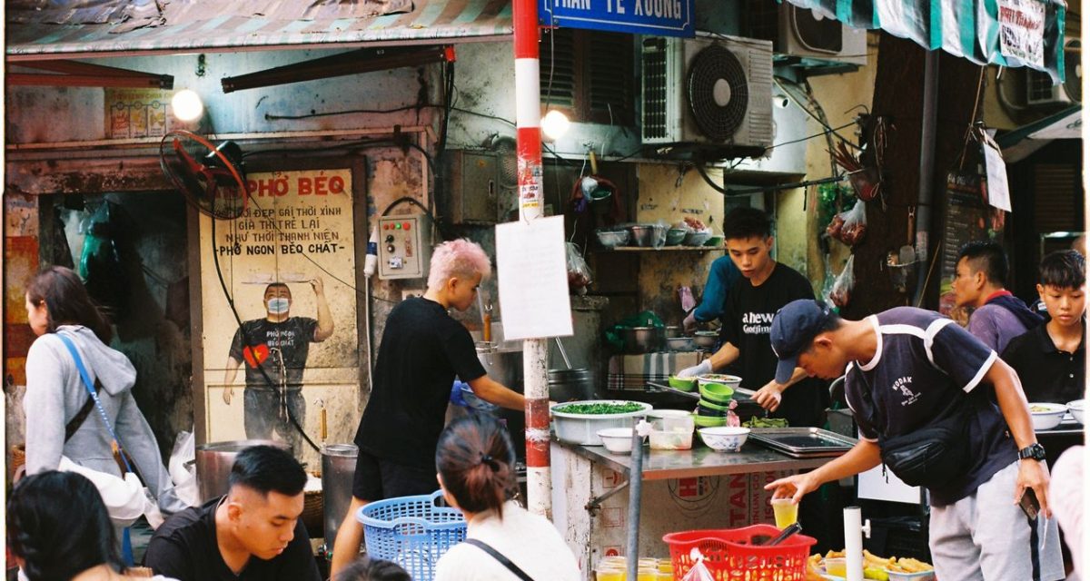 La street food permet de découvrir une cuisine vietnamienne simple et profondément locale.