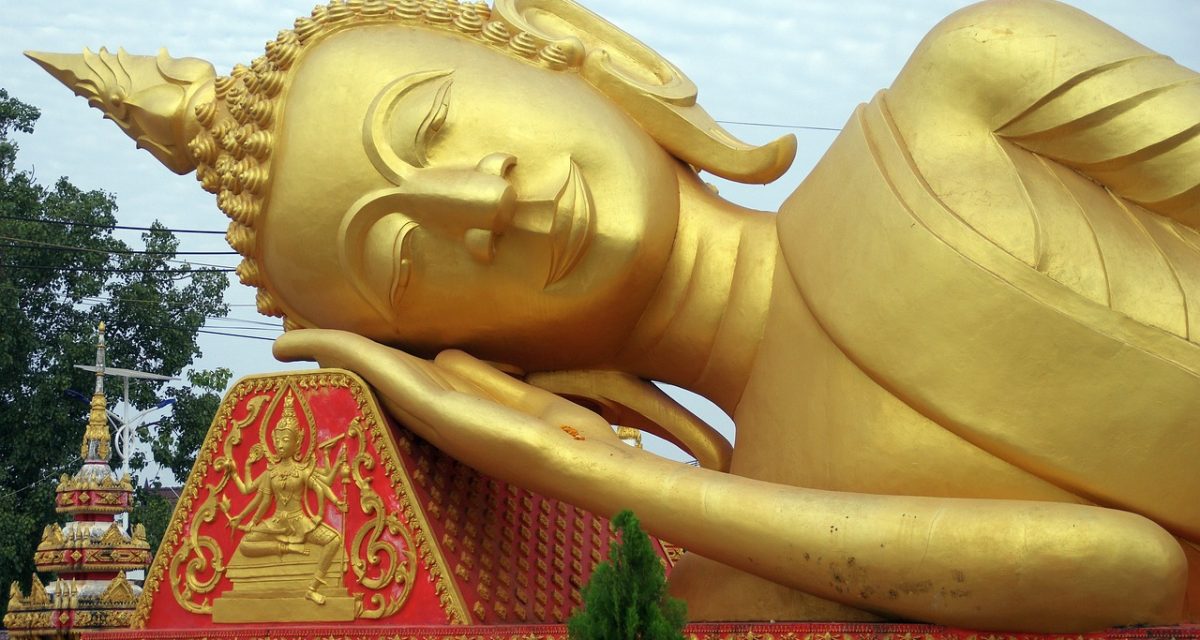 Sculpture bouddhique illustrant le patrimoine religieux de Vientiane
