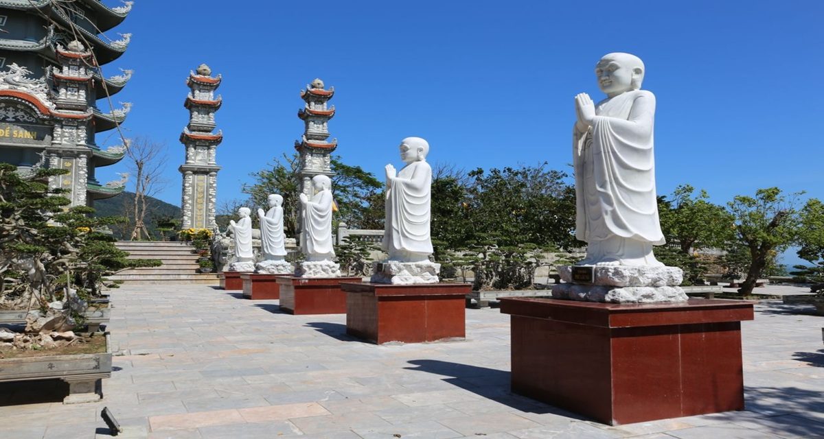 Statues bouddhistes en marbre blanc dans la cour de la pagode Linh Ung