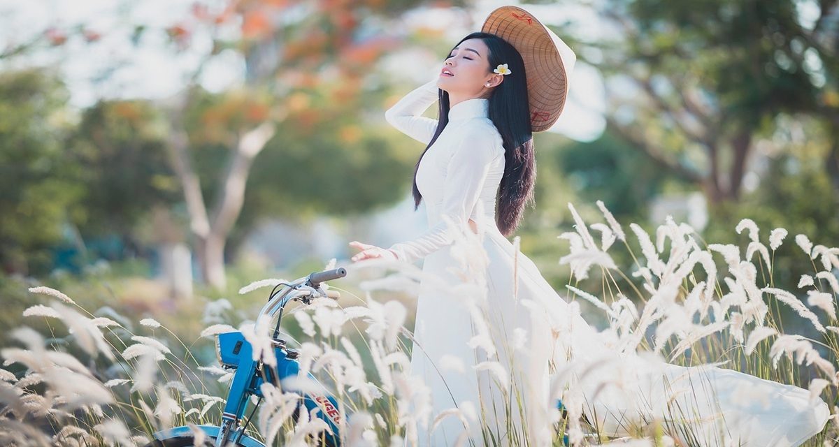 Tenue Ao Dai portée dans un parc au Vietnam