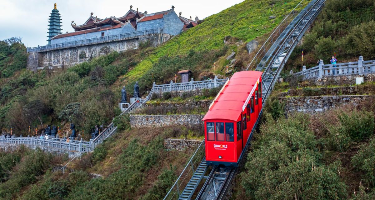 Train du sommet sur les pentes du Fansipan, près du complexe spirituel, Sapa