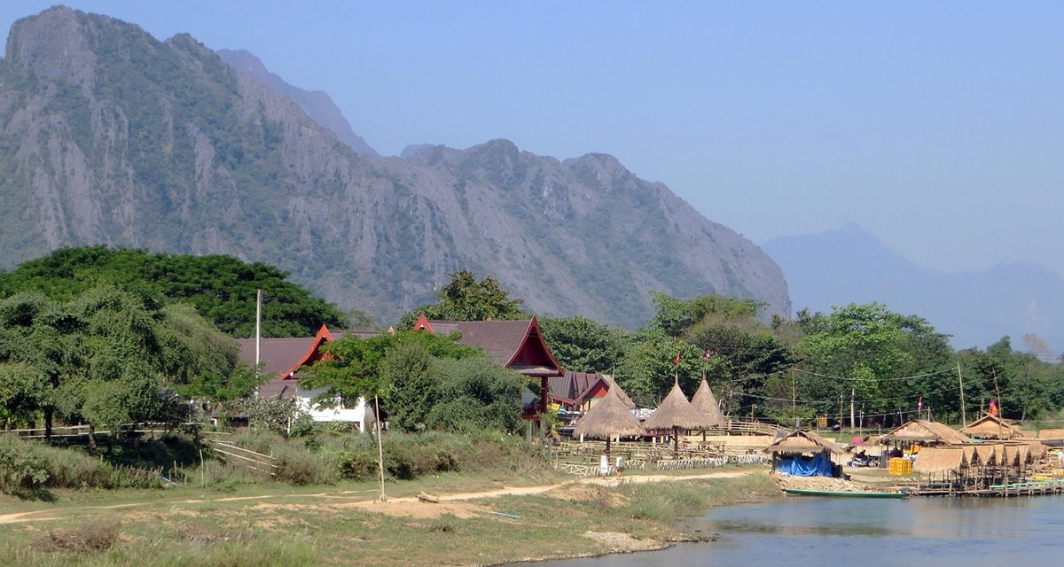 Vang Vieng, entre rivière Nam Song et montagnes calcaires