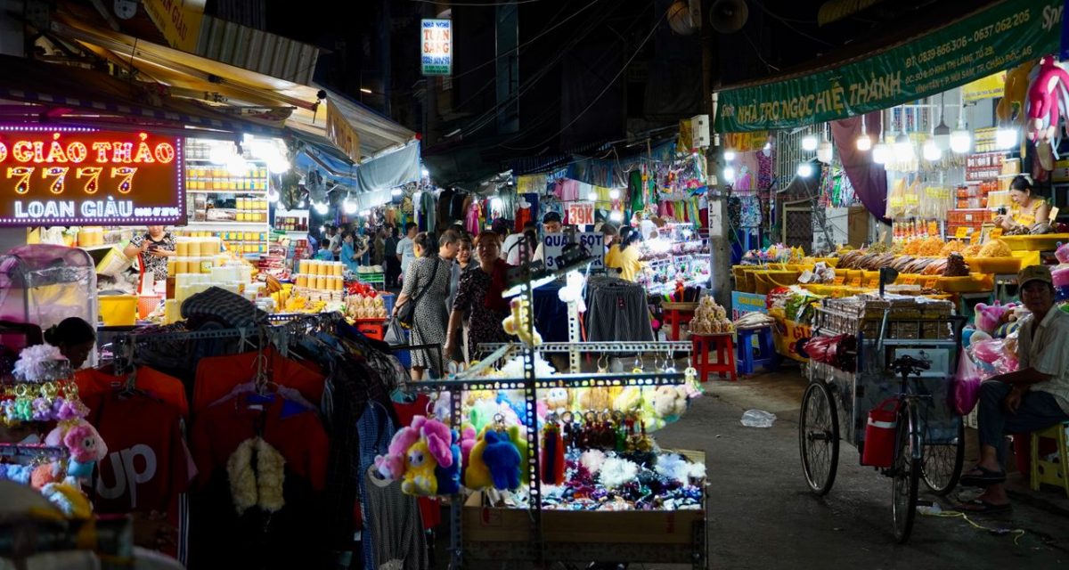 Vendeur au marché de nuit de Sapa