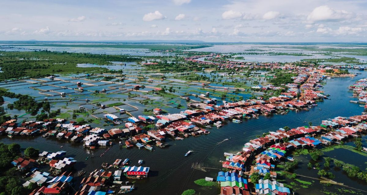Vue aérienne d’un village du Tonlé Sap Vue aérienne d’un village du Tonlé Sap