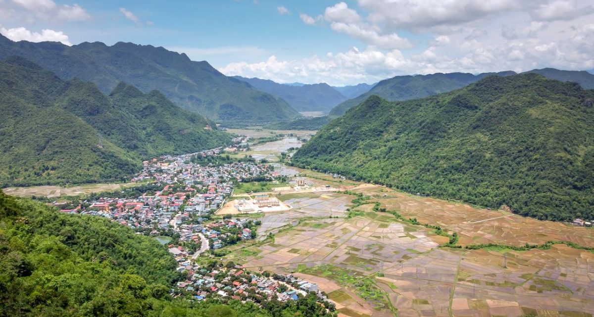 Vue panoramique sur Nong Khiaw, ses rizières et les montagnes verdoyantes du nord du Laos