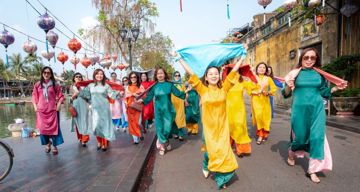 danse pendant la fête dans les rues de Hoi An