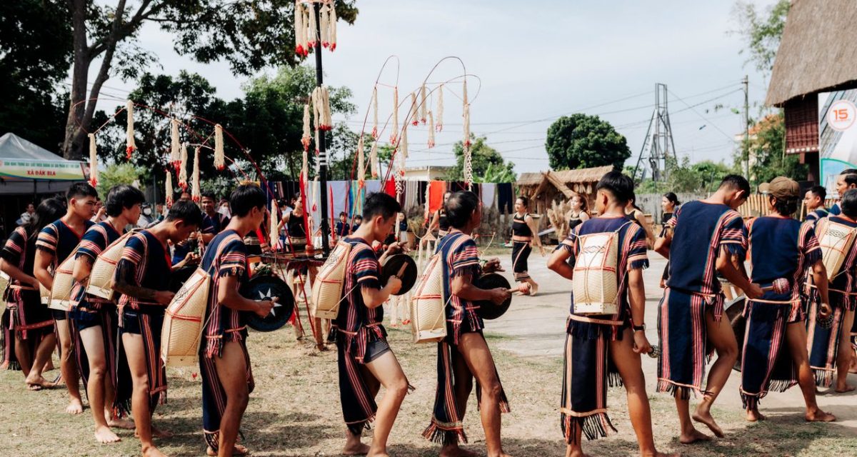 danse traditionnelle festival culturel à Kon Tum