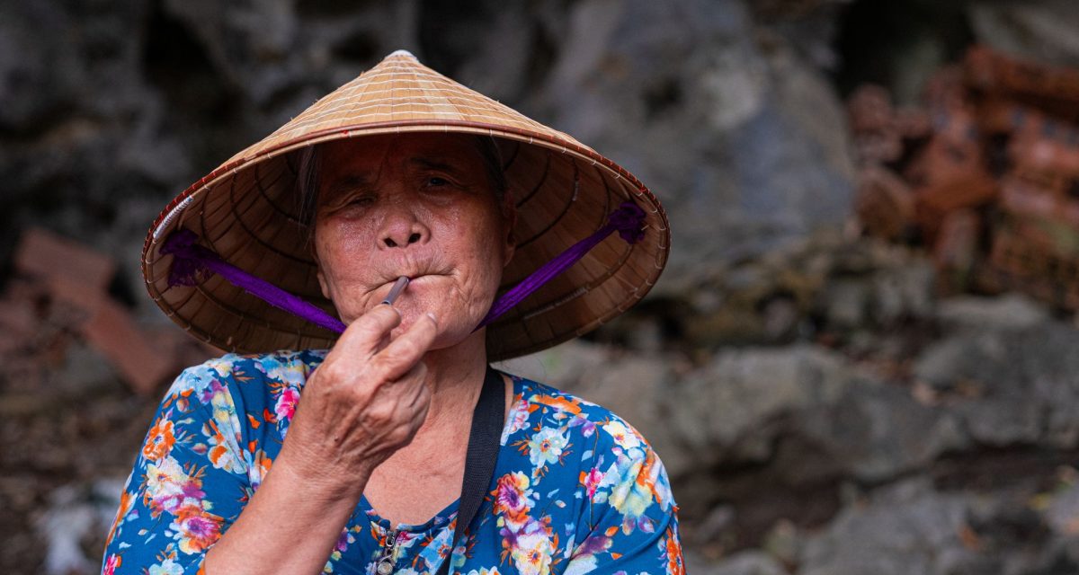 femme vietnamienne âgée femme vietnamienne âgée
