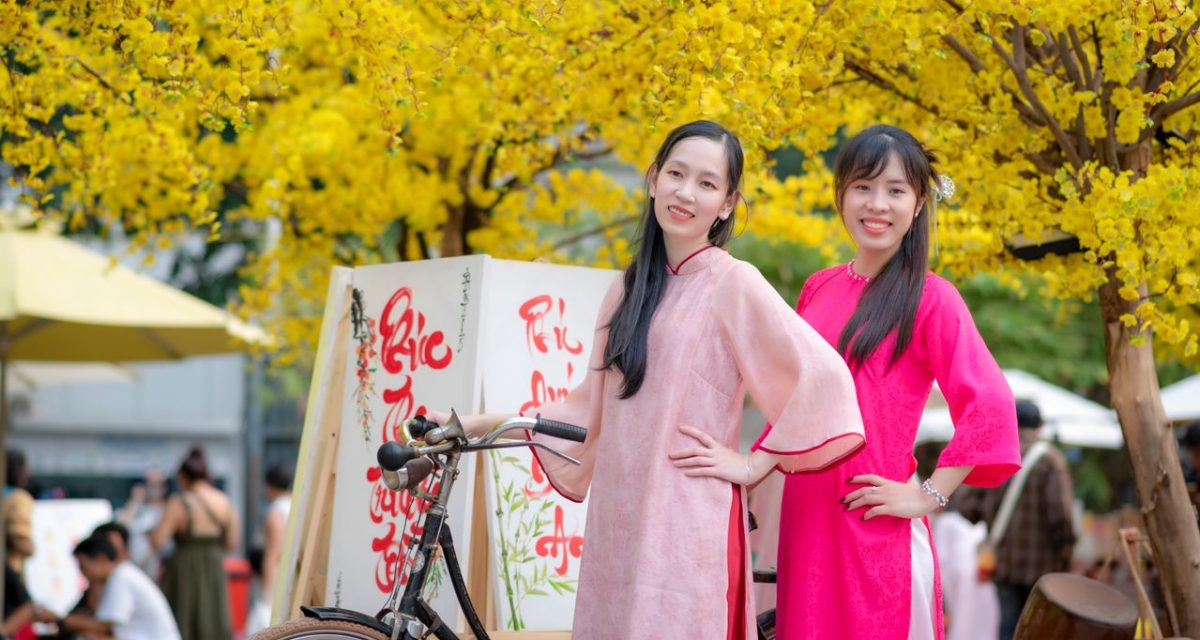 femmes vietnamiennes en áo dài Deux femmes vietnamienne en áo dài traditionnel