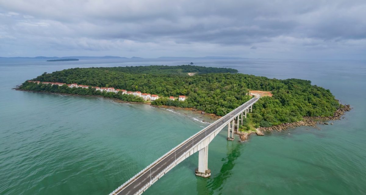 Une vue aérienne du pont vers l'île Koh Rung Cambodge