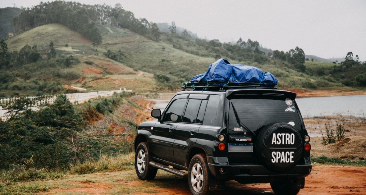 Explorer le Laos en voiture offre plus de liberté pour découvrir les routes panoramiques et les villages locaux
