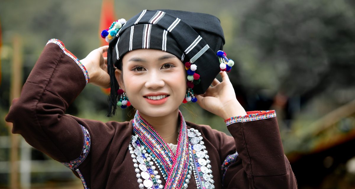 Femme en tenue traditionnelle vietnamienne coloré