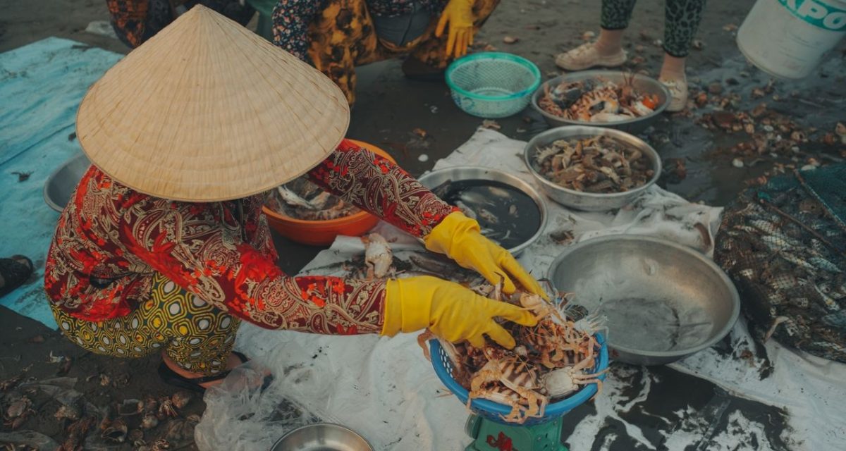 Vente de crabes frais au marché aux crabes de Kep, sur la côte sud du Cambodge