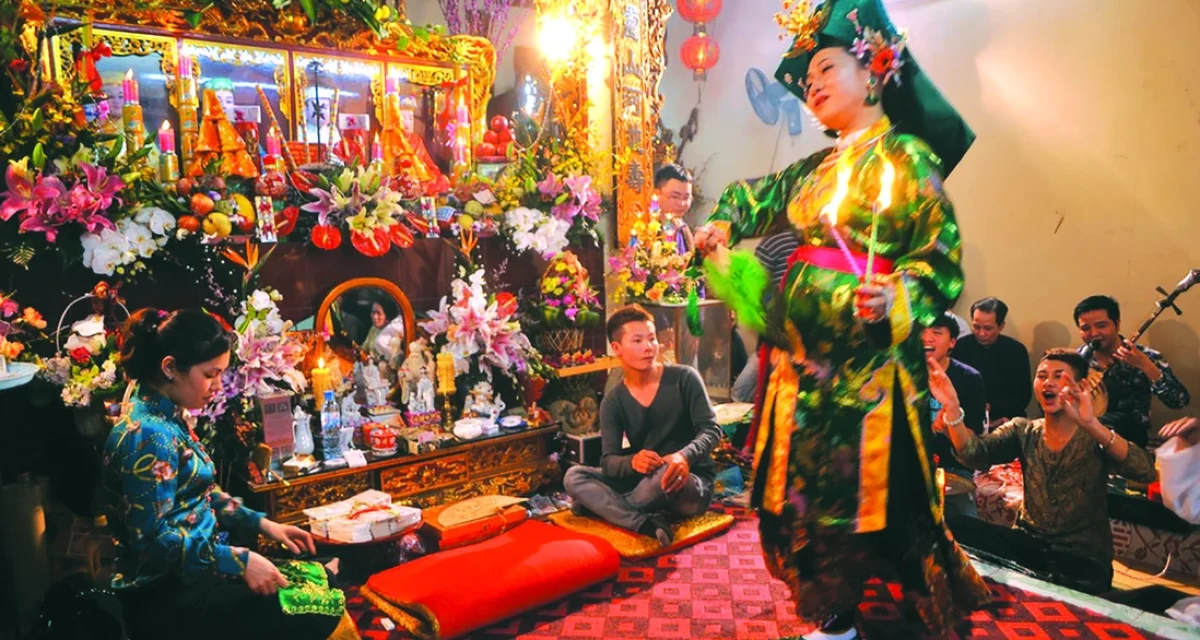 Cérémonie traditionnelle vietnamienne devant un autel décoré