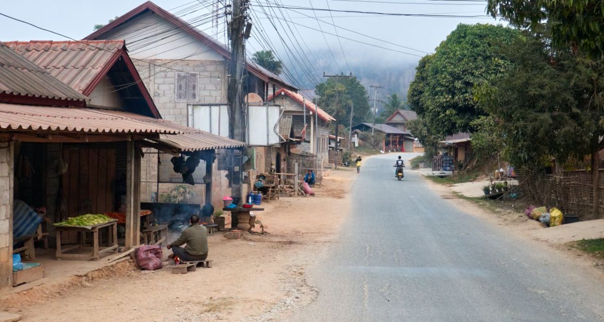 Rue rustique dans un village du Laos