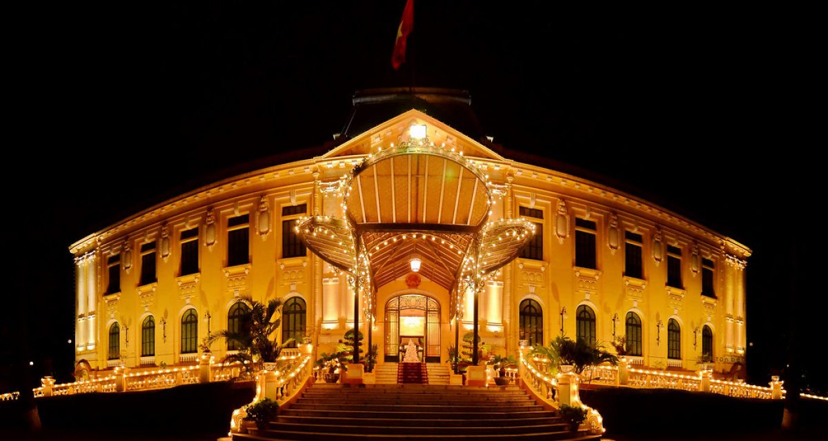 Bâtiment officiel vietnamien illuminé de nuit