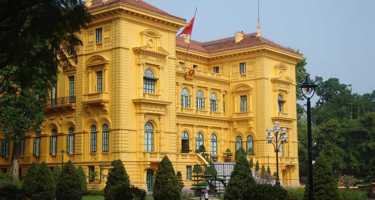 Palais présidentiel jaune entouré de jardins à Hanoï