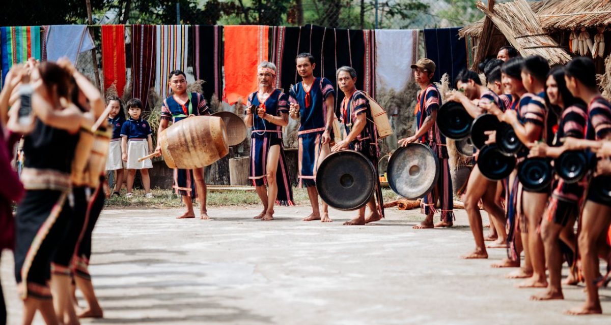 spectacle traditionnel de gongs à Kon Tum