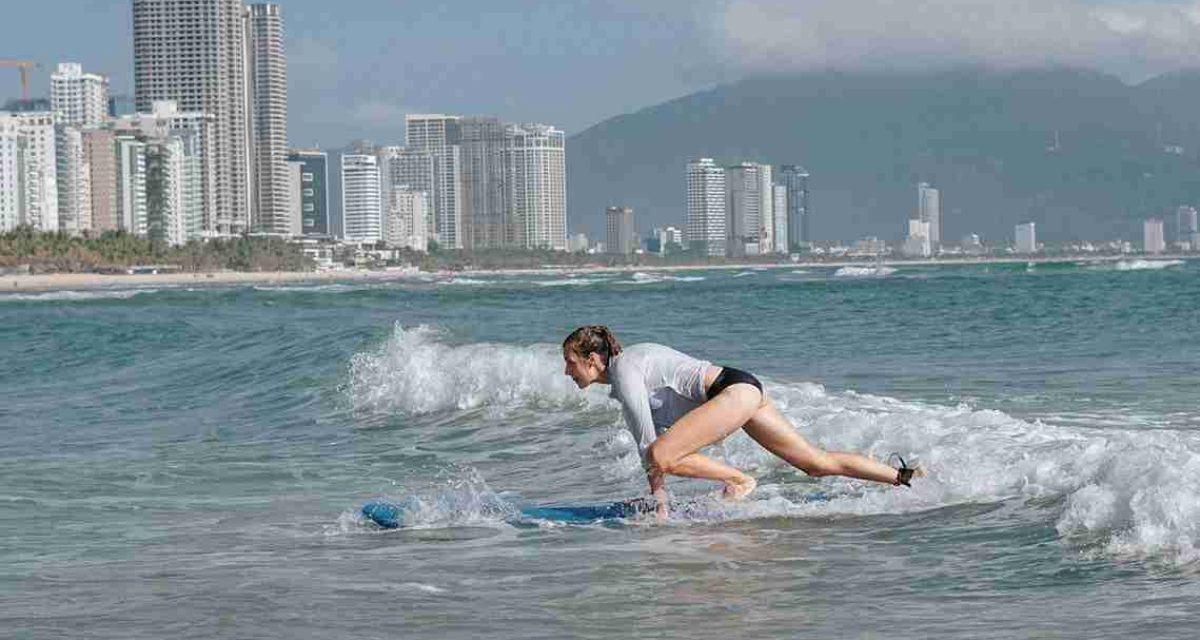 surfer sur la plage de My Khe