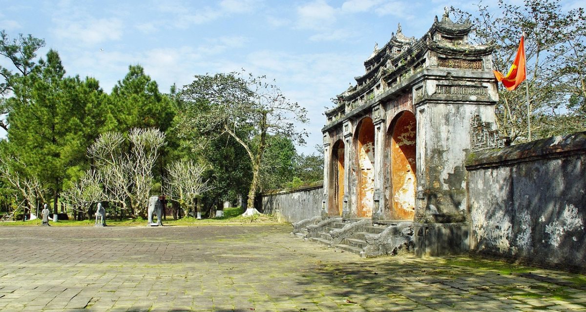 Porte traditionnelle d’un temple vietnamien