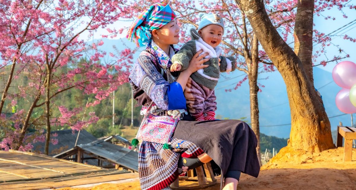 vie rurale à Mai Châu Femme et enfant en tenue traditionnelle lors d’une fête locale à Mai Châu